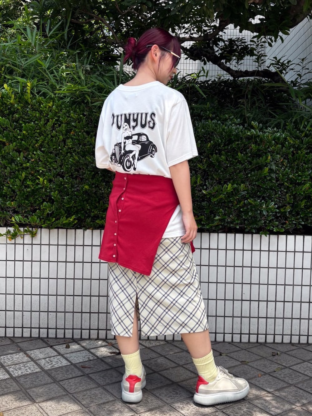 ベージュ系のスカート、レッド系のカーディガン/ボレロ、ホワイト系のTシャツ/カットソーを着用したレディースの夏コーディネートの4枚目の写真
