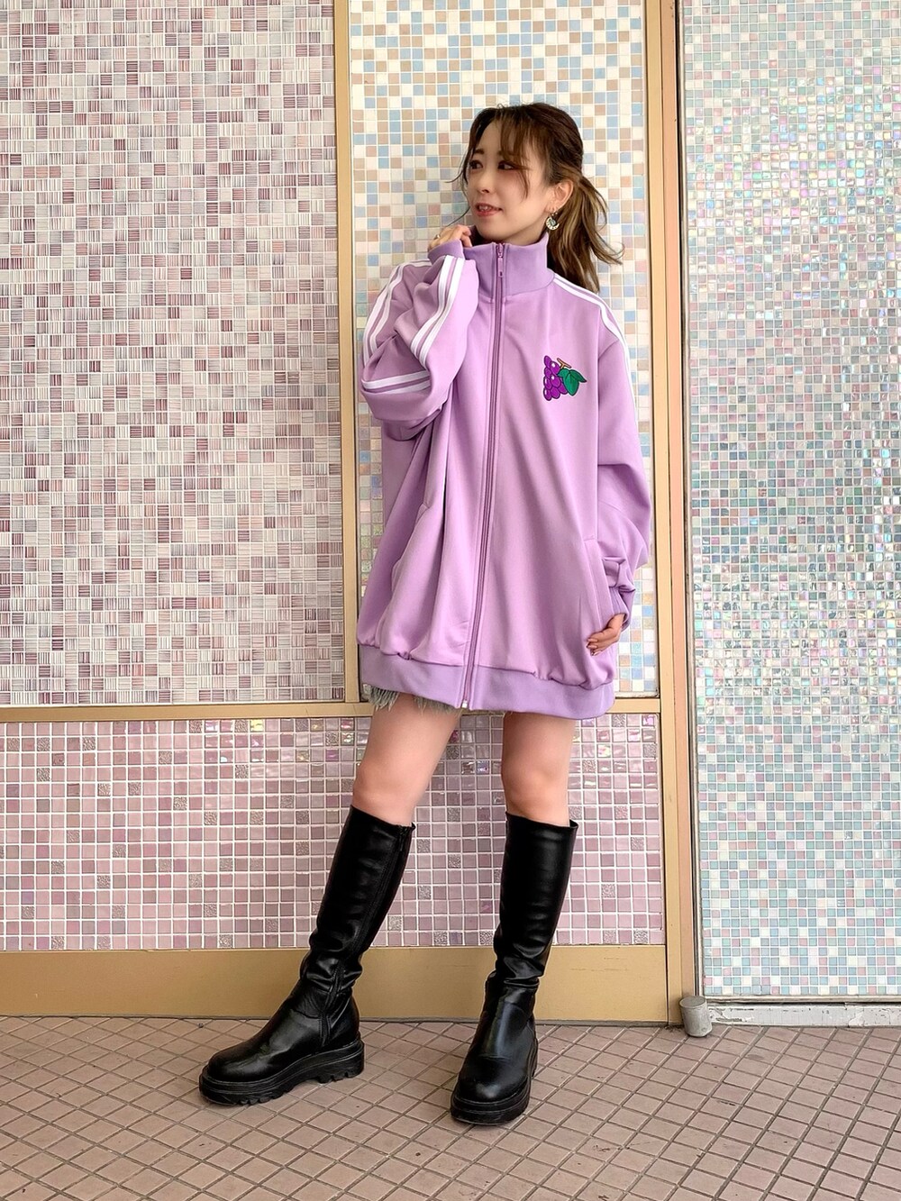 ピンク系のTシャツ/カットソー、ブルー系のデニムスカート、パープル系のジャージを着用したレディースの春コーディネートの2枚目の写真