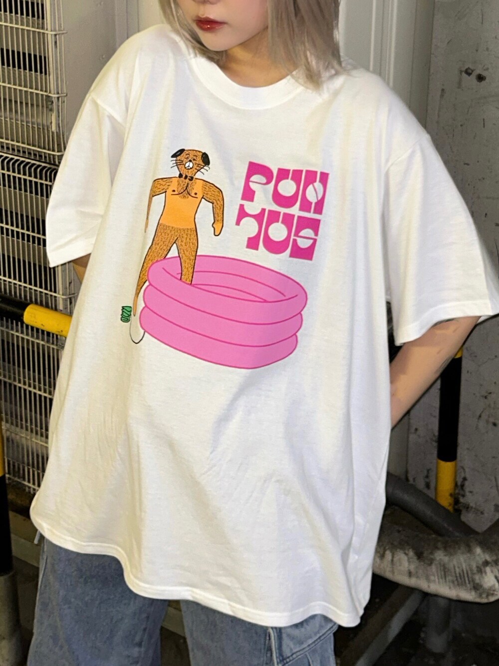 ホワイト系のTシャツ/カットソー、ブルー系のデニムパンツを着用したレディースの夏コーディネートの3枚目の写真