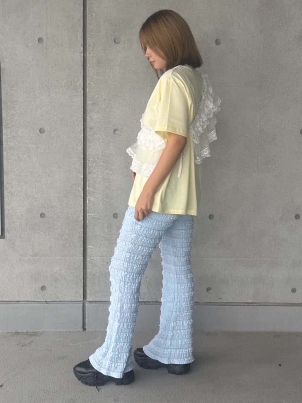 ブルー系のその他パンツ、イエロー系のTシャツ/カットソー、ホワイト系のスカートを着用したレディースの秋コーディネートの4枚目の写真