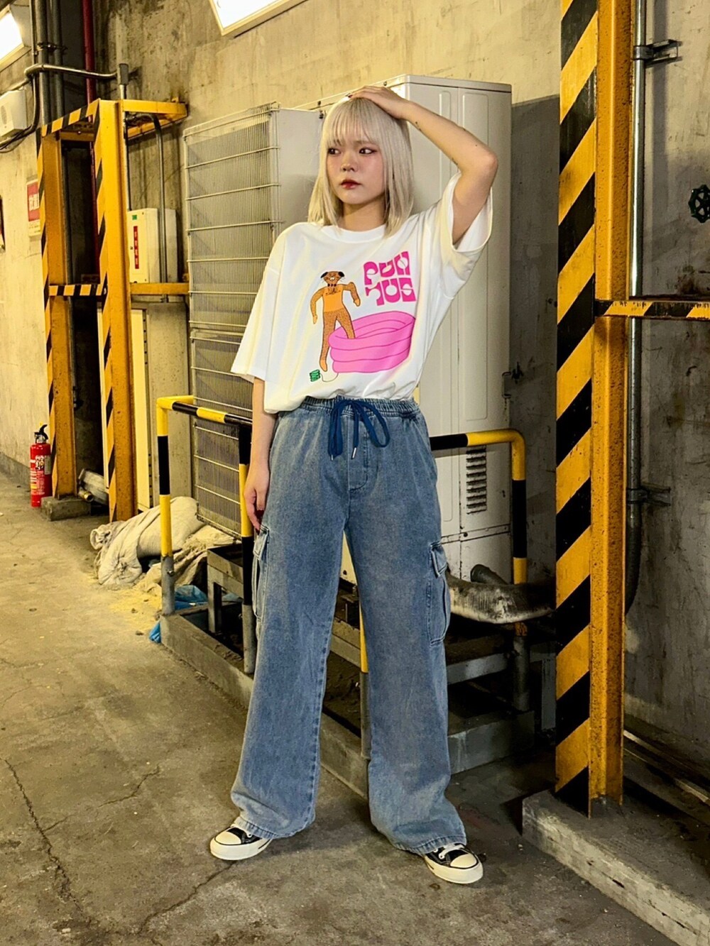 ホワイト系のTシャツ/カットソー、ブルー系のデニムパンツを着用したレディースの夏コーディネートの2枚目の写真