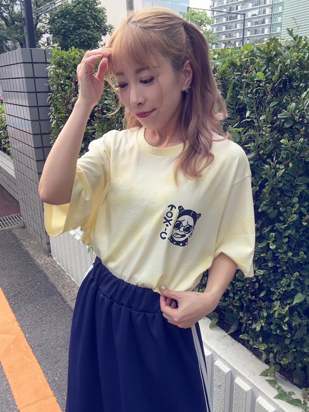 ブルー系のスカート、イエロー系のTシャツ/カットソーを着用したレディースの秋コーディネートの3枚目の写真