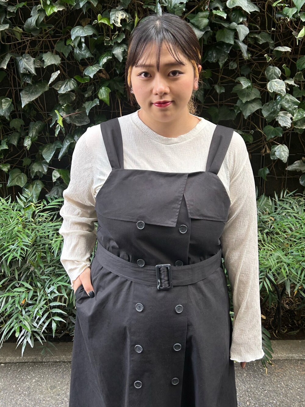 ホワイト系のTシャツ/カットソー、ブラック系のワンピース、ブラック系のブーツを着用したレディースの冬コーディネートの2枚目の写真