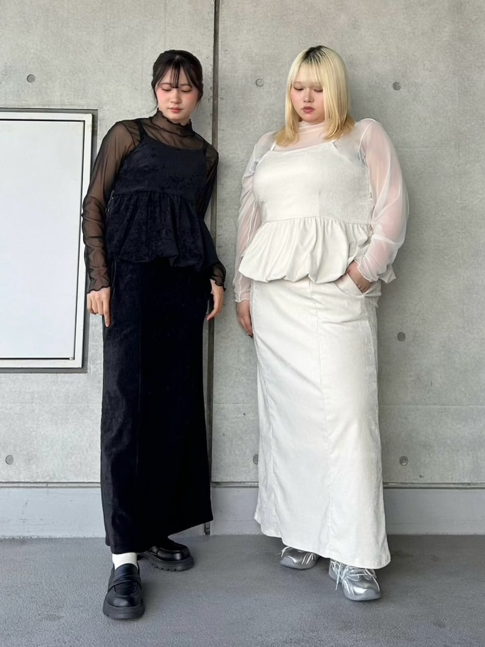 ブラック系のスカート、ブラック系のTシャツ/カットソー、ブラック系のチュニックを着用したレディースの冬コーディネートの6枚目の写真