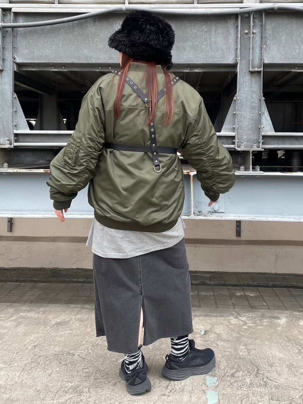 グリーン系のMA-1、グレー系のTシャツ/カットソー、ブラック系のデニムスカートを着用したレディースの秋コーディネートの2枚目の写真