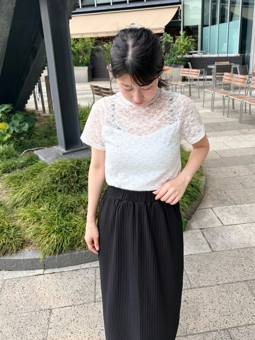 ブラック系のスカート、ホワイト系のTシャツ/カットソーを着用したレディースの夏コーディネートの6枚目の写真