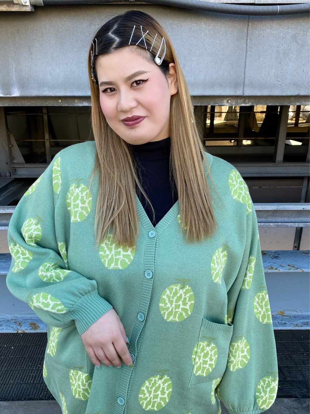 ブルー系のデニムパンツ、グリーン系のカーディガン/ボレロ、ブラック系のTシャツ/カットソーを着用したレディースの冬コーディネートの3枚目の写真