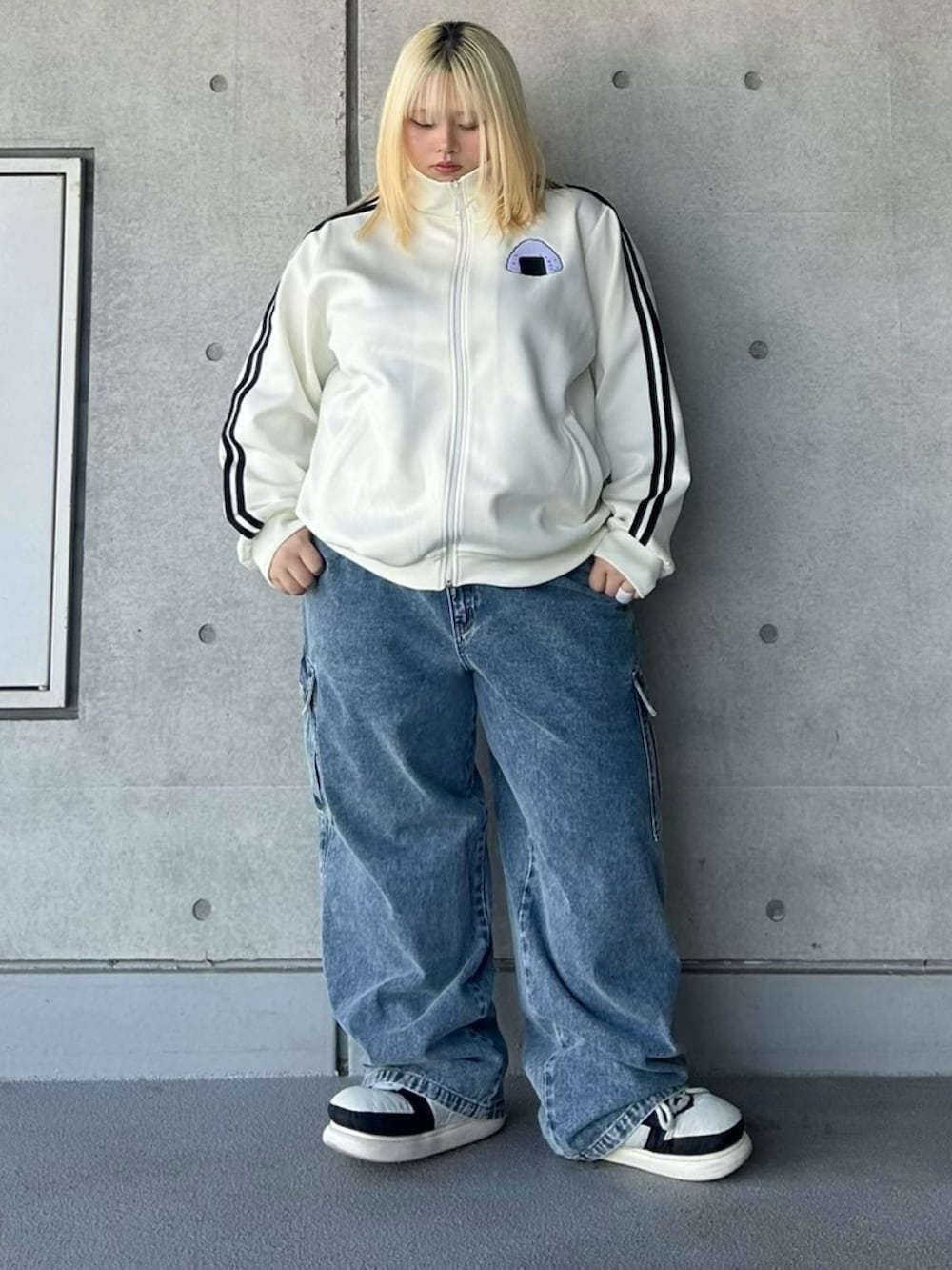 ブルー系のデニムパンツ、ホワイト系のジャージを着用したレディースの冬コーディネートの2枚目の写真