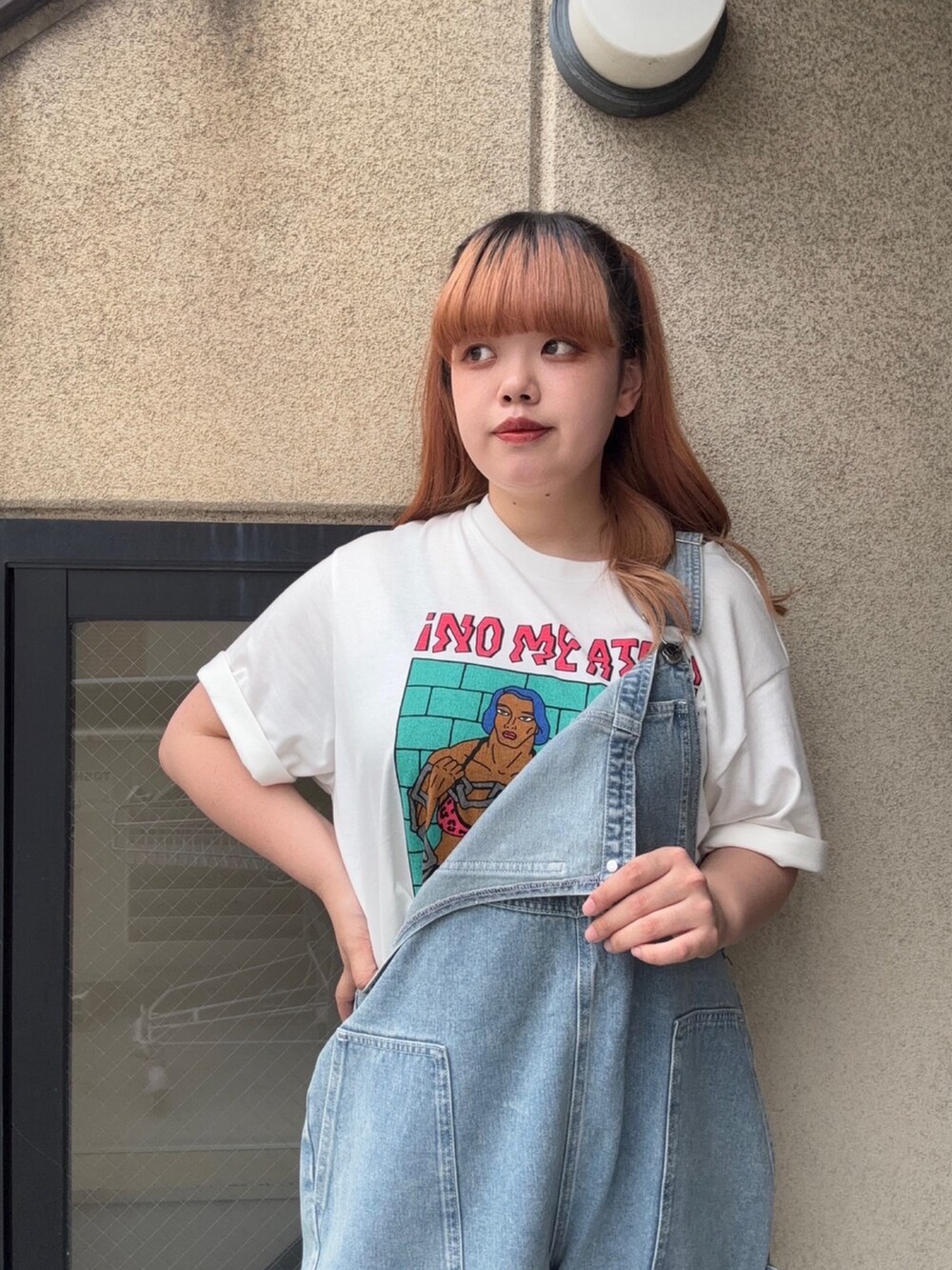 ブルー系のサロペット/オーバーオール、ホワイト系のTシャツ/カットソーを着用したレディースの夏コーディネートの3枚目の写真
