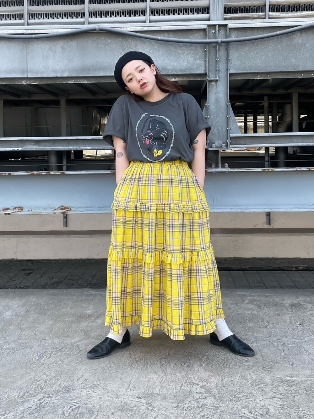 ブラック系のTシャツ/カットソー、イエロー系のスカートを着用したレディースの夏コーディネートの4枚目の写真
