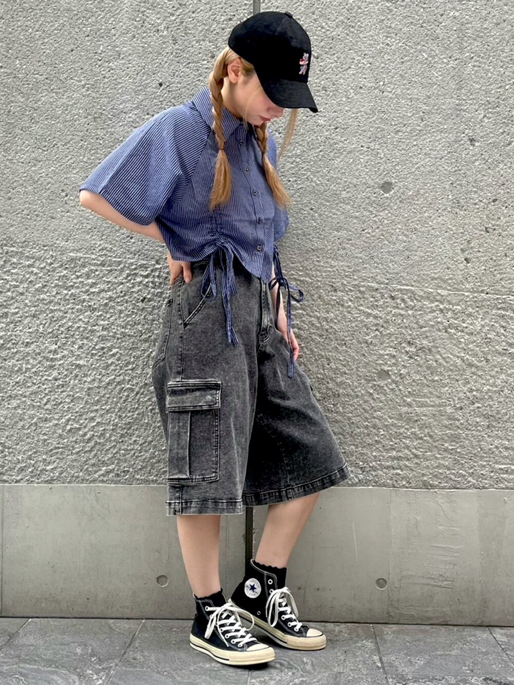 ブラック系のデニムパンツ、ブルー系のシャツ/ブラウスを着用したレディースの夏コーディネートの2枚目の写真