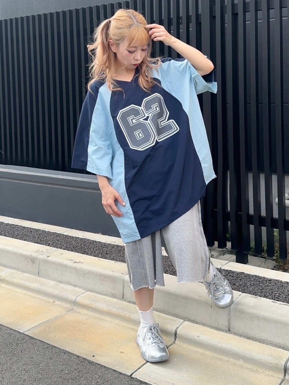 ブルー系のTシャツ/カットソー、グレー系のスウェットパンツを着用したレディースの秋コーディネートの2枚目の写真