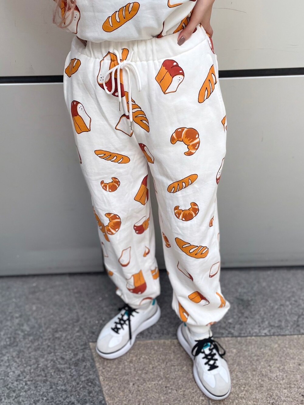 その他のスウェットパンツ、その他のTシャツ/カットソーを着用したレディースの秋コーディネートの2枚目の写真