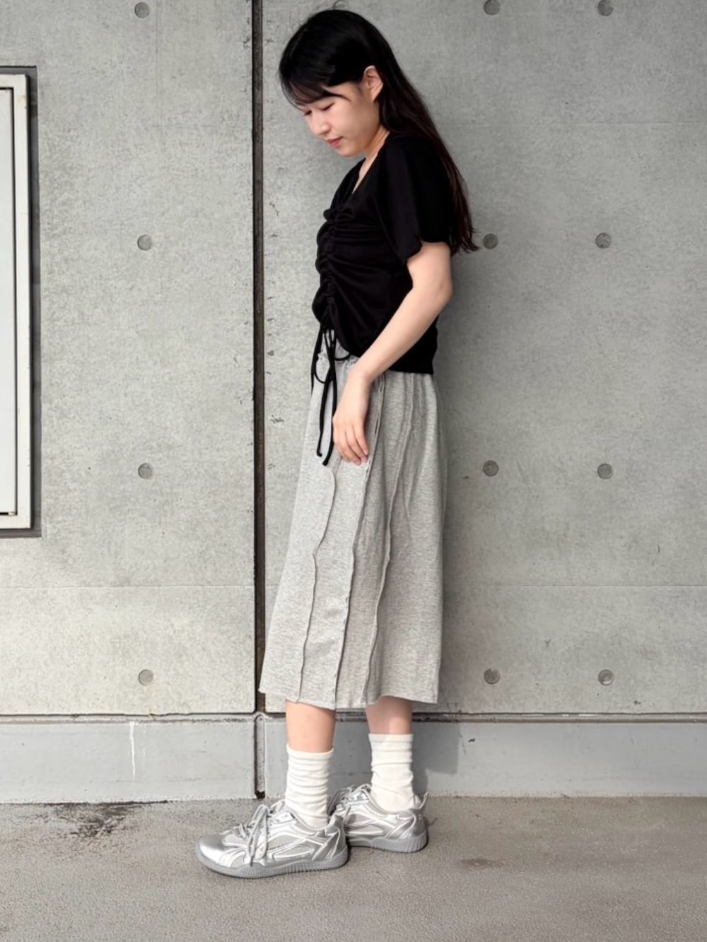 グレー系のスウェットパンツ、ブラック系のTシャツ/カットソーを着用したレディースの夏コーディネートの2枚目の写真