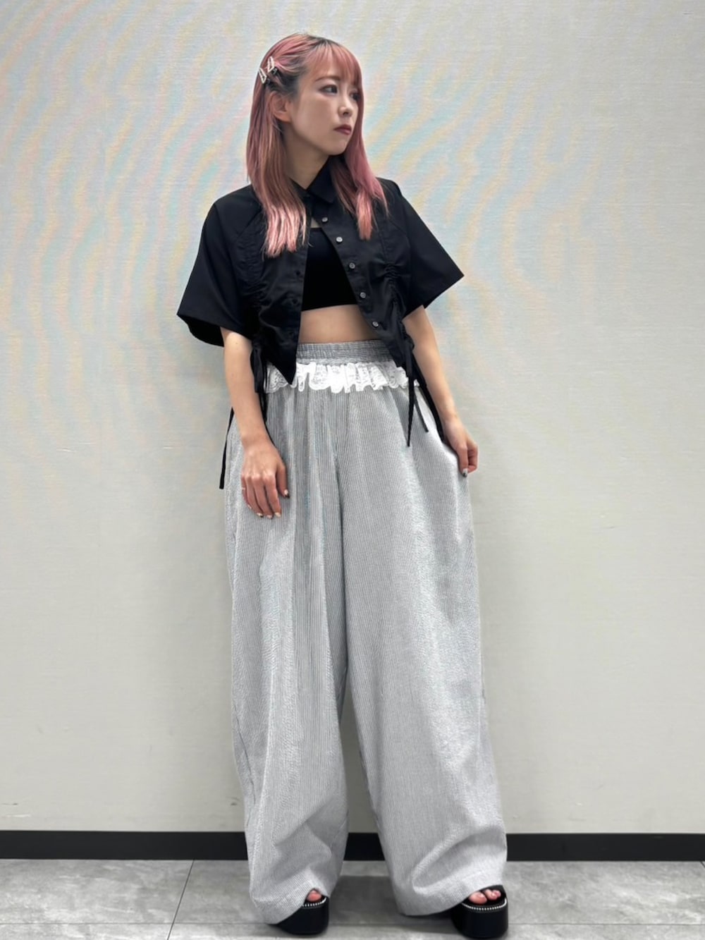 ブラック系のその他パンツ、ブラック系のシャツ/ブラウスを着用したレディースの夏コーディネートの2枚目の写真