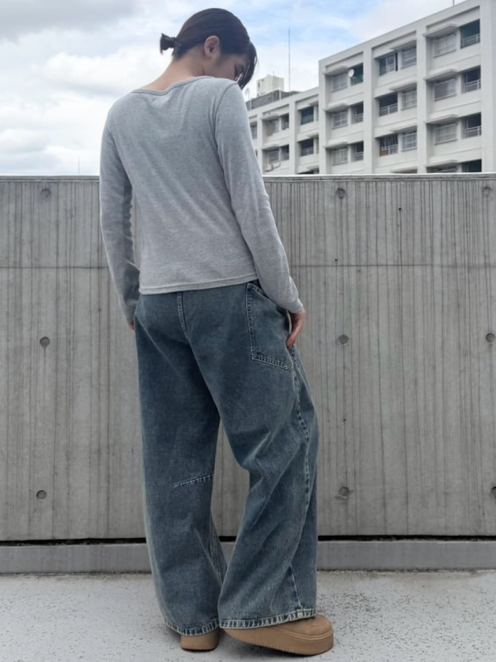ブルー系のデニムパンツ、グレー系のカーディガン/ボレロを着用したレディースの春コーディネートの4枚目の写真