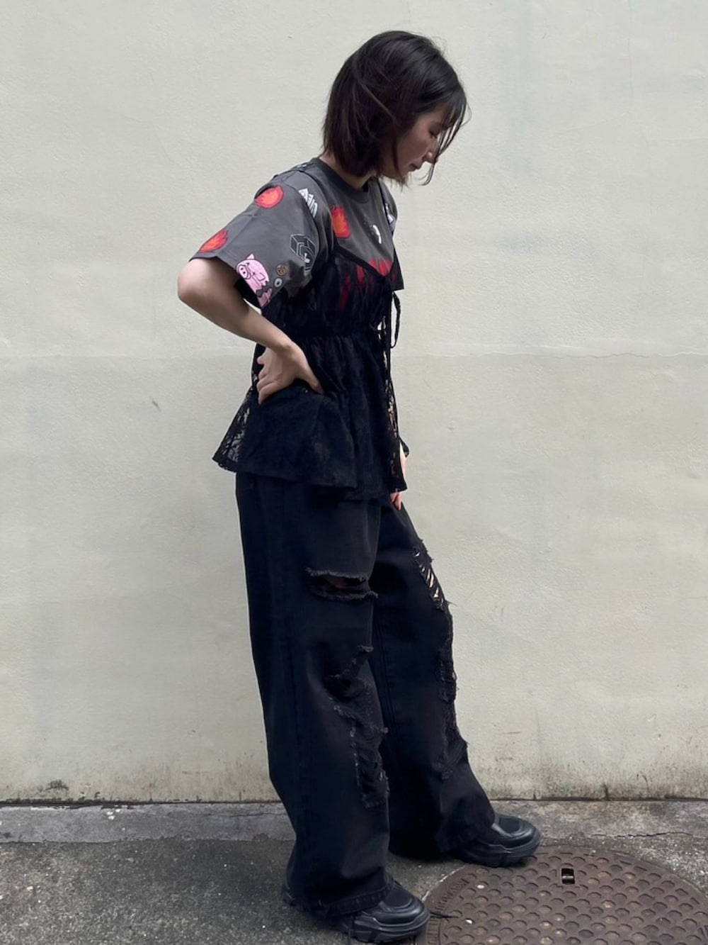 ブラック系のデニムパンツ、ブラック系のTシャツ/カットソー、ブラック系のワンピースを着用したレディースの夏コーディネートの5枚目の写真
