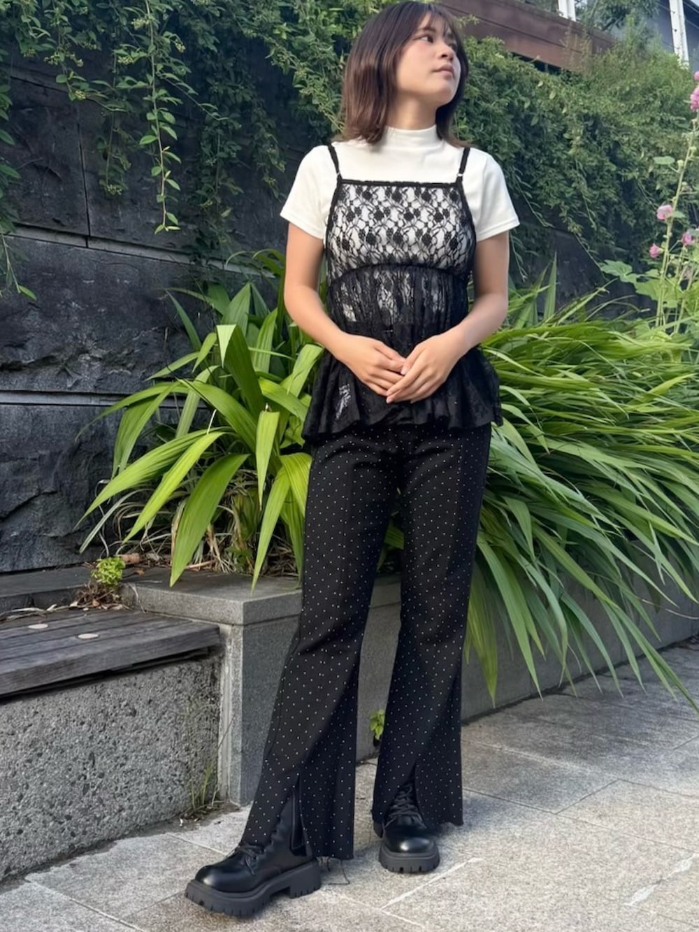 ブラック系のデニムパンツ、ブラック系のキャミソール、ホワイト系のTシャツ/カットソーを着用したレディースの夏コーディネートの2枚目の写真