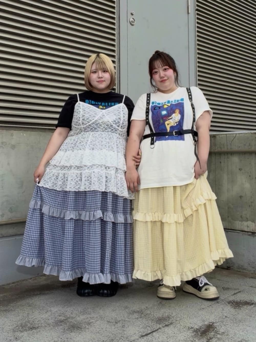 ブルー系のスカート、ホワイト系のチュニック、ブラック系のTシャツ/カットソーを着用したレディースの夏コーディネートの6枚目の写真