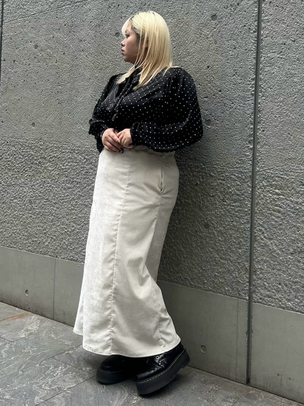 ホワイト系のスカート、ブラック系のシャツ/ブラウスを着用したレディースの冬コーディネートの3枚目の写真