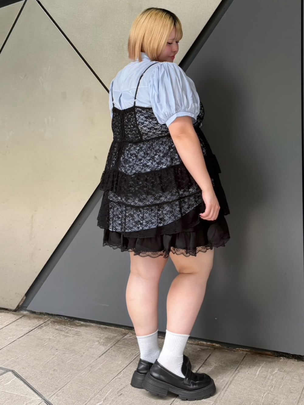 ブラック系のワンピース、ブルー系のシャツ/ブラウスを着用したレディースの夏コーディネートの5枚目の写真