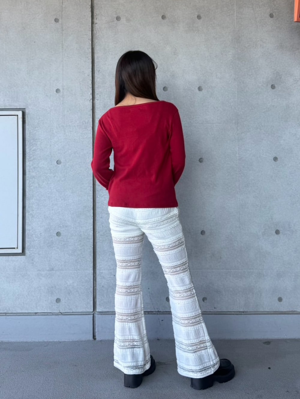 ホワイト系のその他パンツ、レッド系のカーディガン/ボレロを着用したレディースの春コーディネートの5枚目の写真