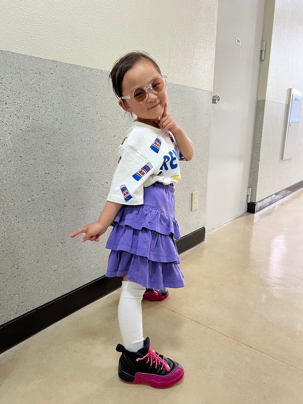 ブルー系のTシャツ/カットソーを着用したレディースの春コーディネートの2枚目の写真