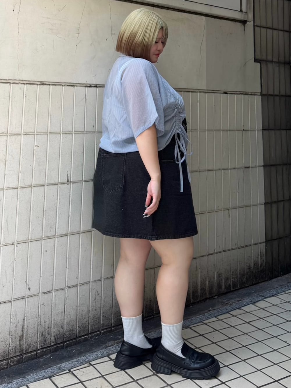 ブラック系のデニムスカート、ブルー系のシャツ/ブラウス、ブルー系のネクタイを着用したレディースの夏コーディネートの4枚目の写真