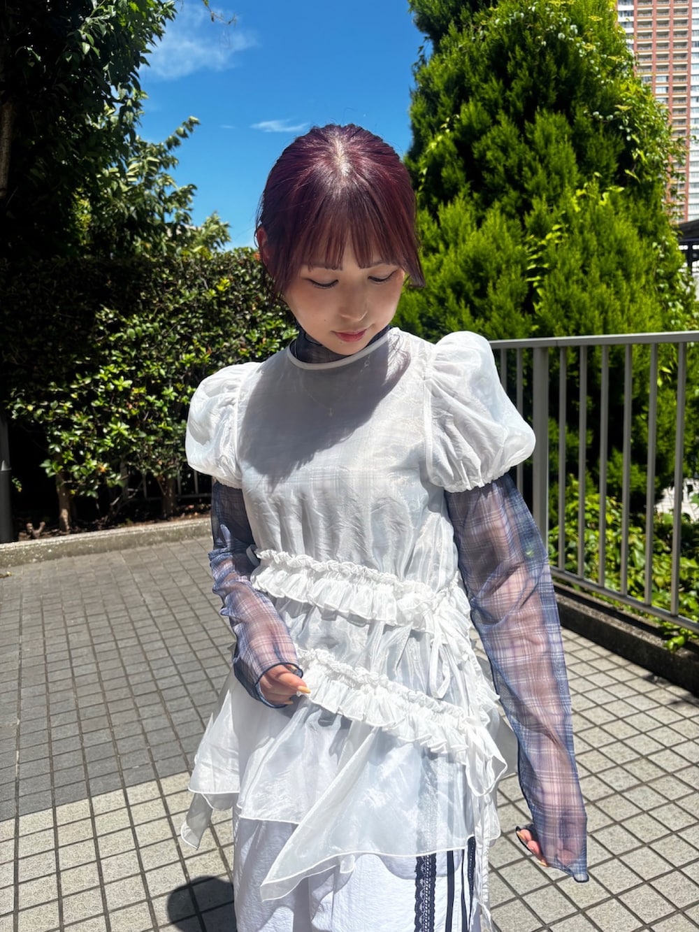 ホワイト系のその他パンツ、ホワイト系のワンピース、ブルー系のTシャツ/カットソーを着用したレディースの秋コーディネートの5枚目の写真