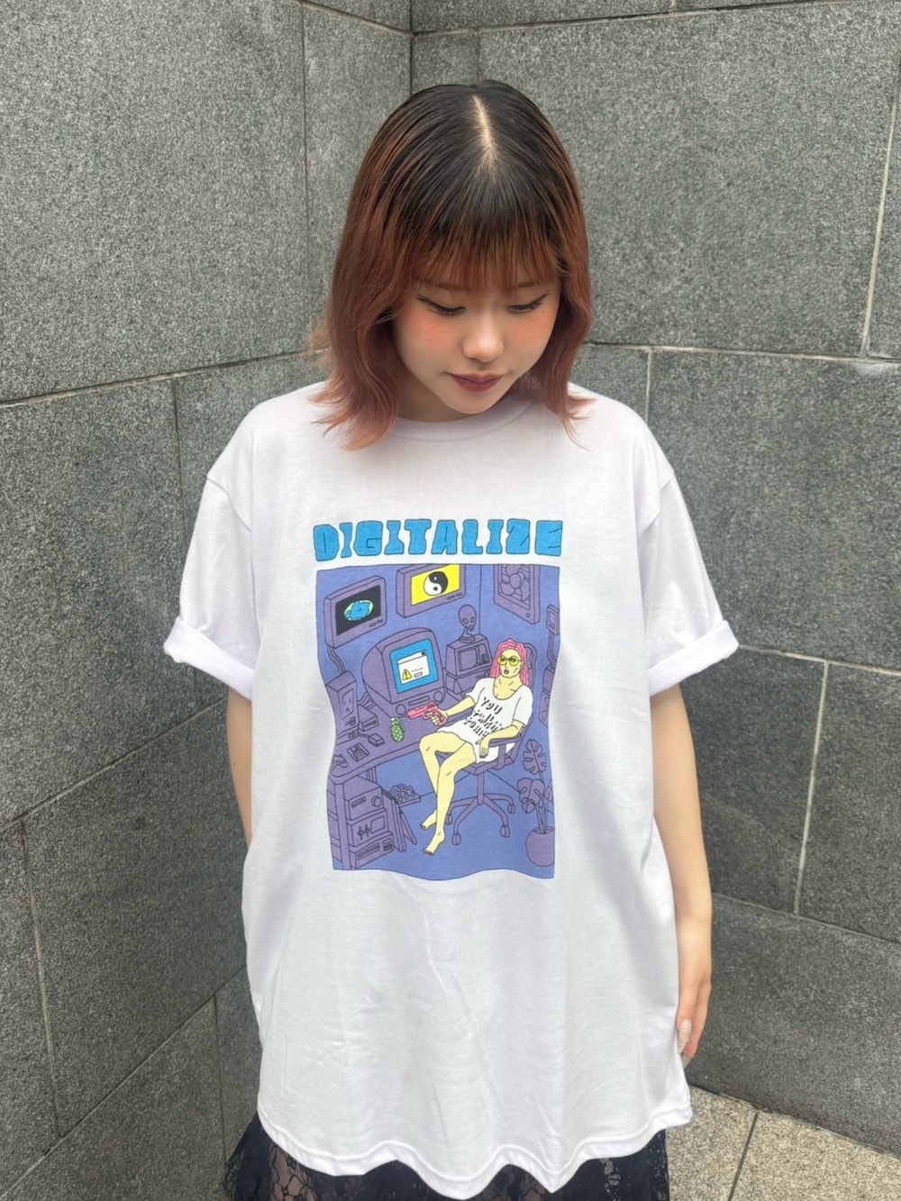 ホワイト系のTシャツ/カットソー、ブラック系のスカート、ブルー系のデニムパンツを着用したレディースの夏コーディネートの5枚目の写真