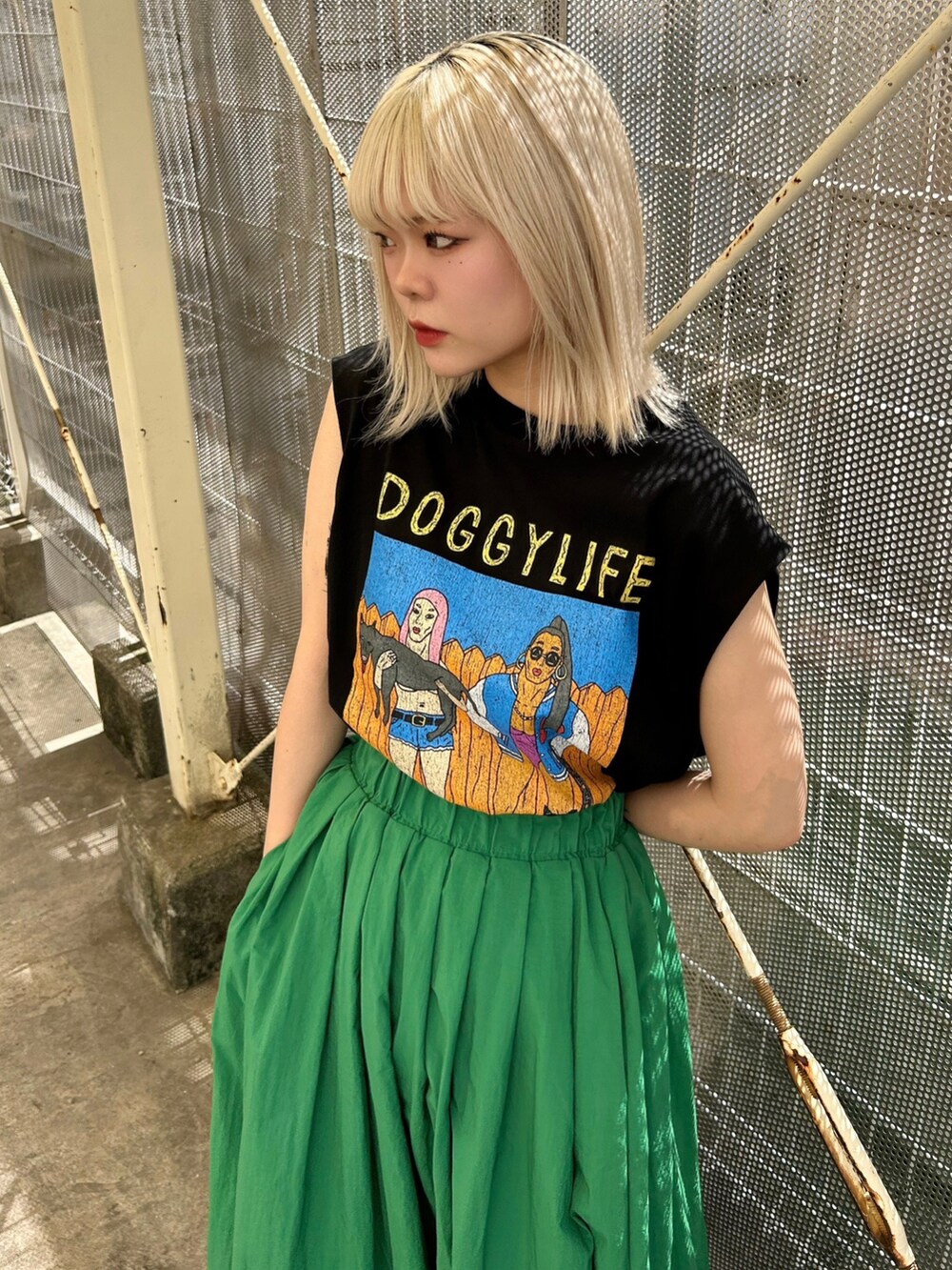 ブラック系のサンダル、ブラック系のTシャツ/カットソー、グリーン系のスカートを着用したレディースの夏コーディネートの3枚目の写真