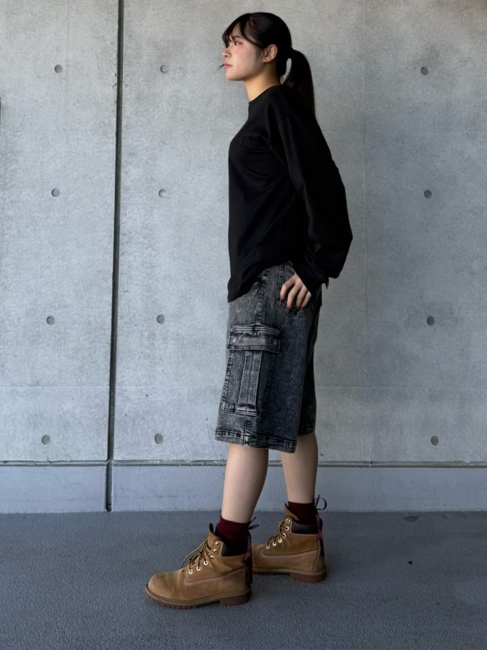 ブラック系のデニムパンツ、ブラック系のTシャツ/カットソーを着用したレディースの冬コーディネートの3枚目の写真