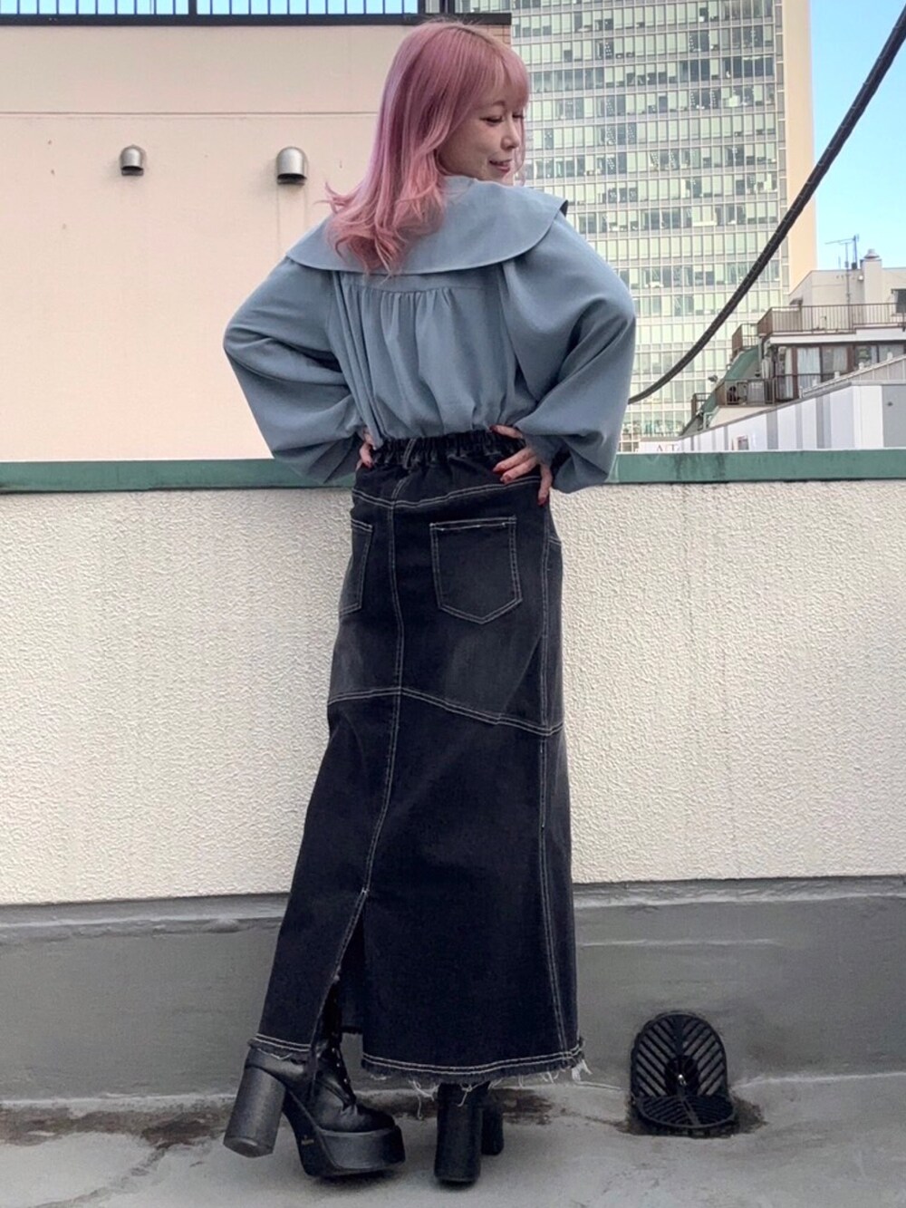 ブルー系のシャツ/ブラウス、ブラック系のデニムスカートを着用したレディースの冬コーディネートの3枚目の写真