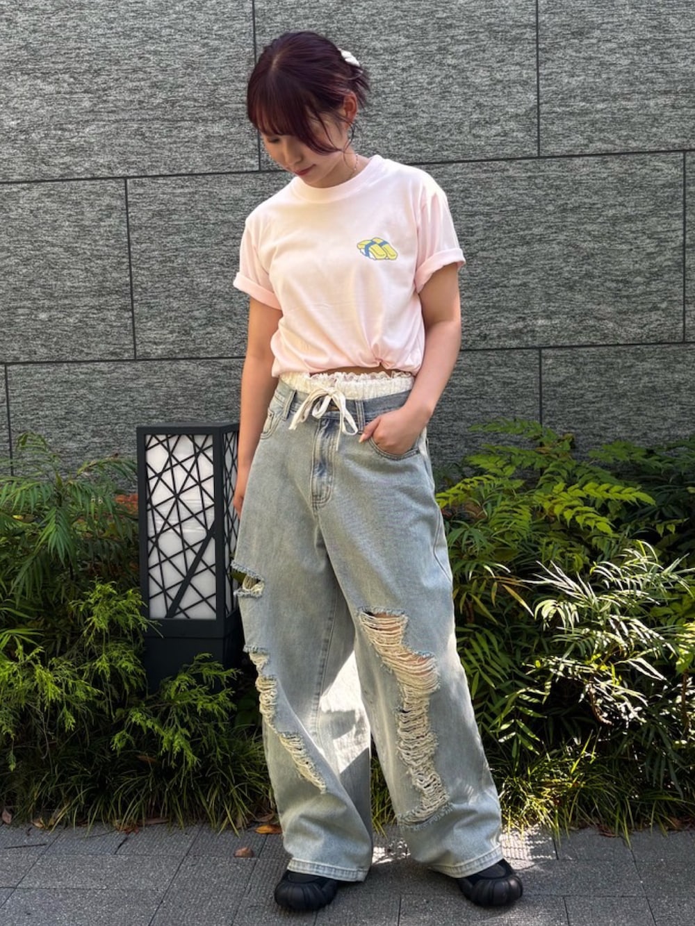 ブルー系のデニムパンツ、ピンク系のTシャツ/カットソーを着用したレディースの夏コーディネートの2枚目の写真