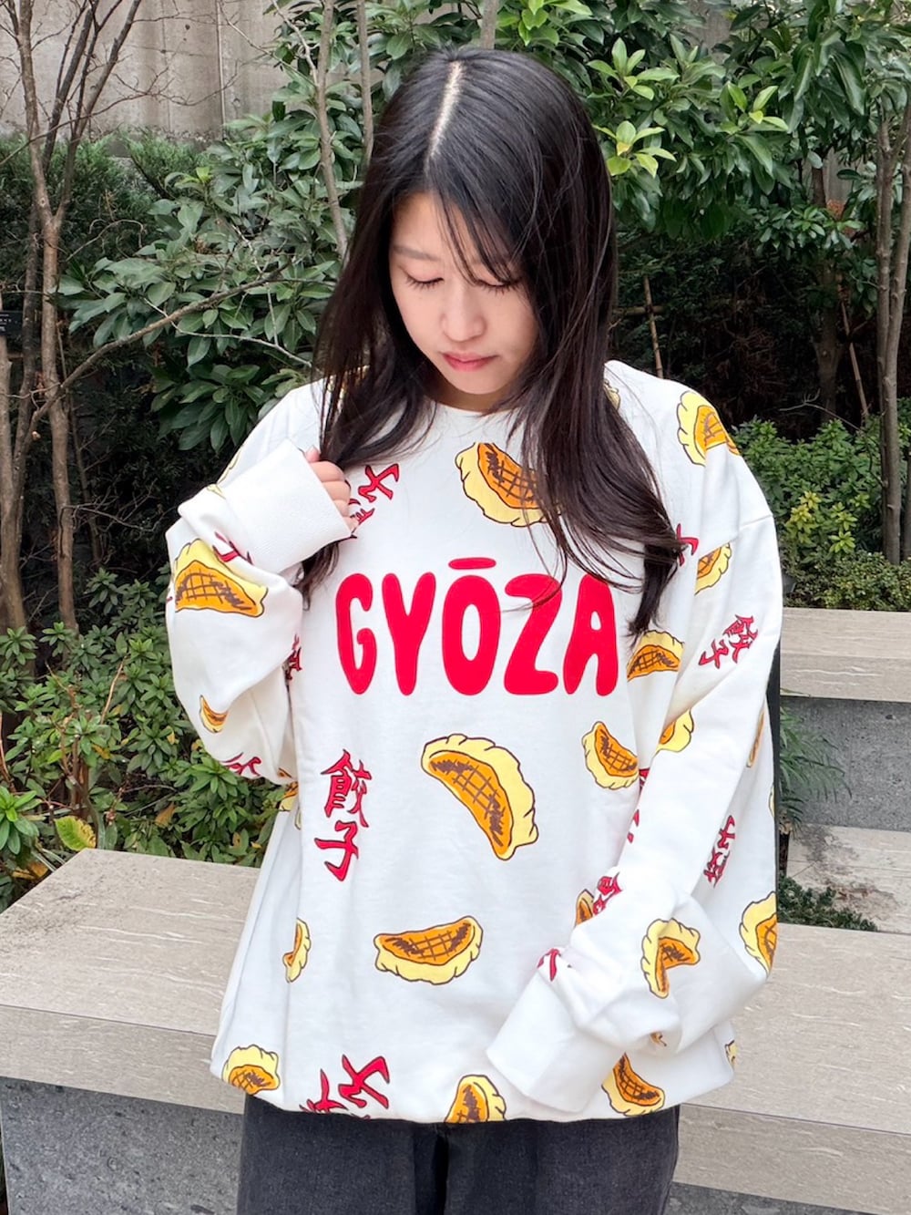 ブラック系のその他パンツ、レッド系のスウェットを着用したレディースの冬コーディネートの2枚目の写真