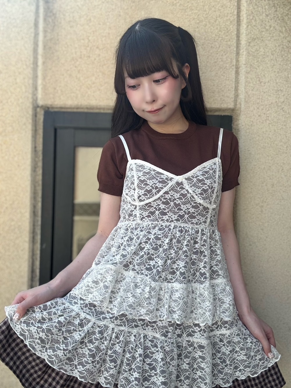 ブラウン系のスカート、ホワイト系のワンピース、ブラウン系のニット/セーターを着用したレディースの夏コーディネートの5枚目の写真