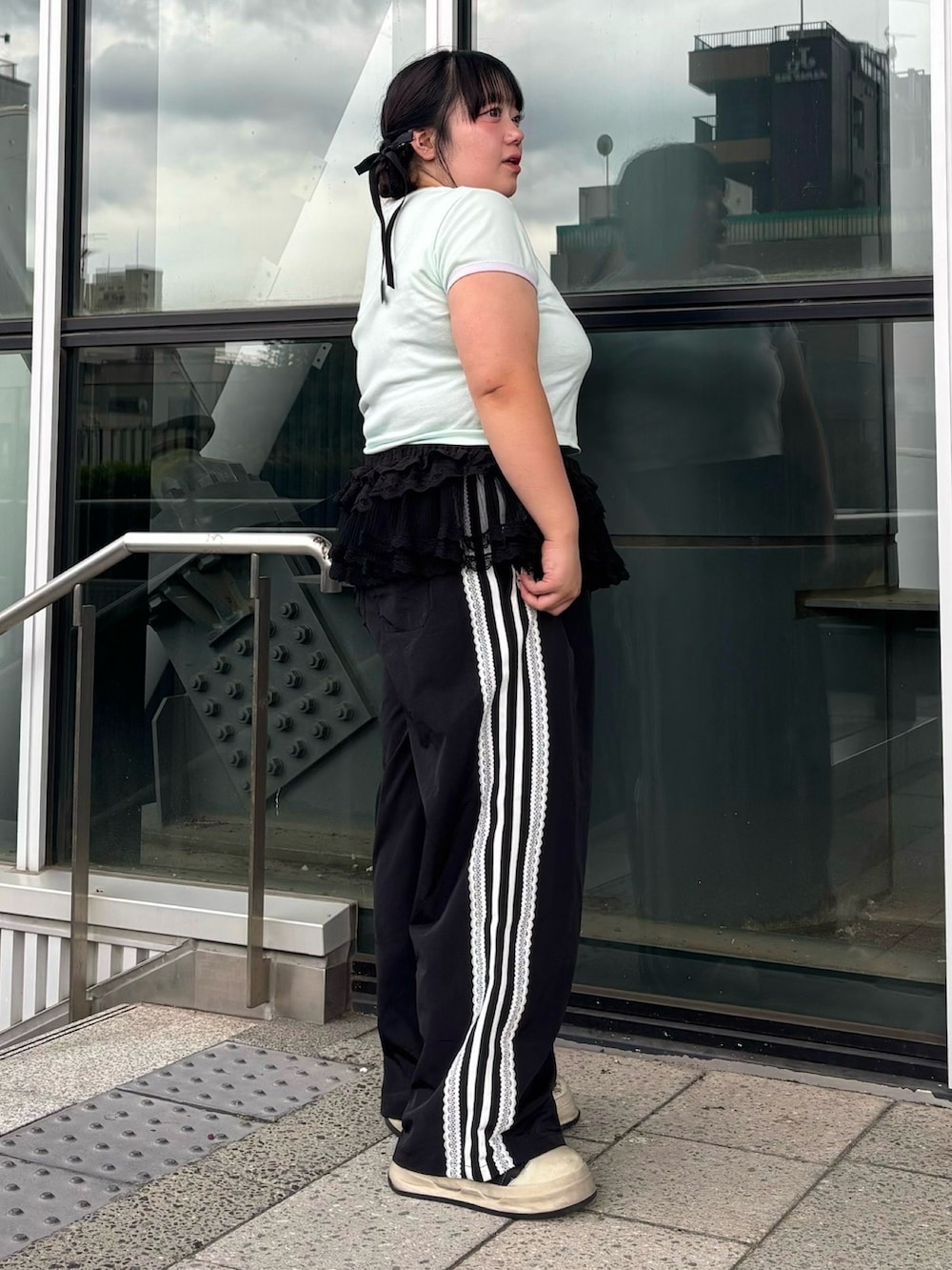 グリーン系のTシャツ/カットソー、ブラック系のスカート、ブラック系のその他パンツを着用したレディースの夏コーディネートの3枚目の写真