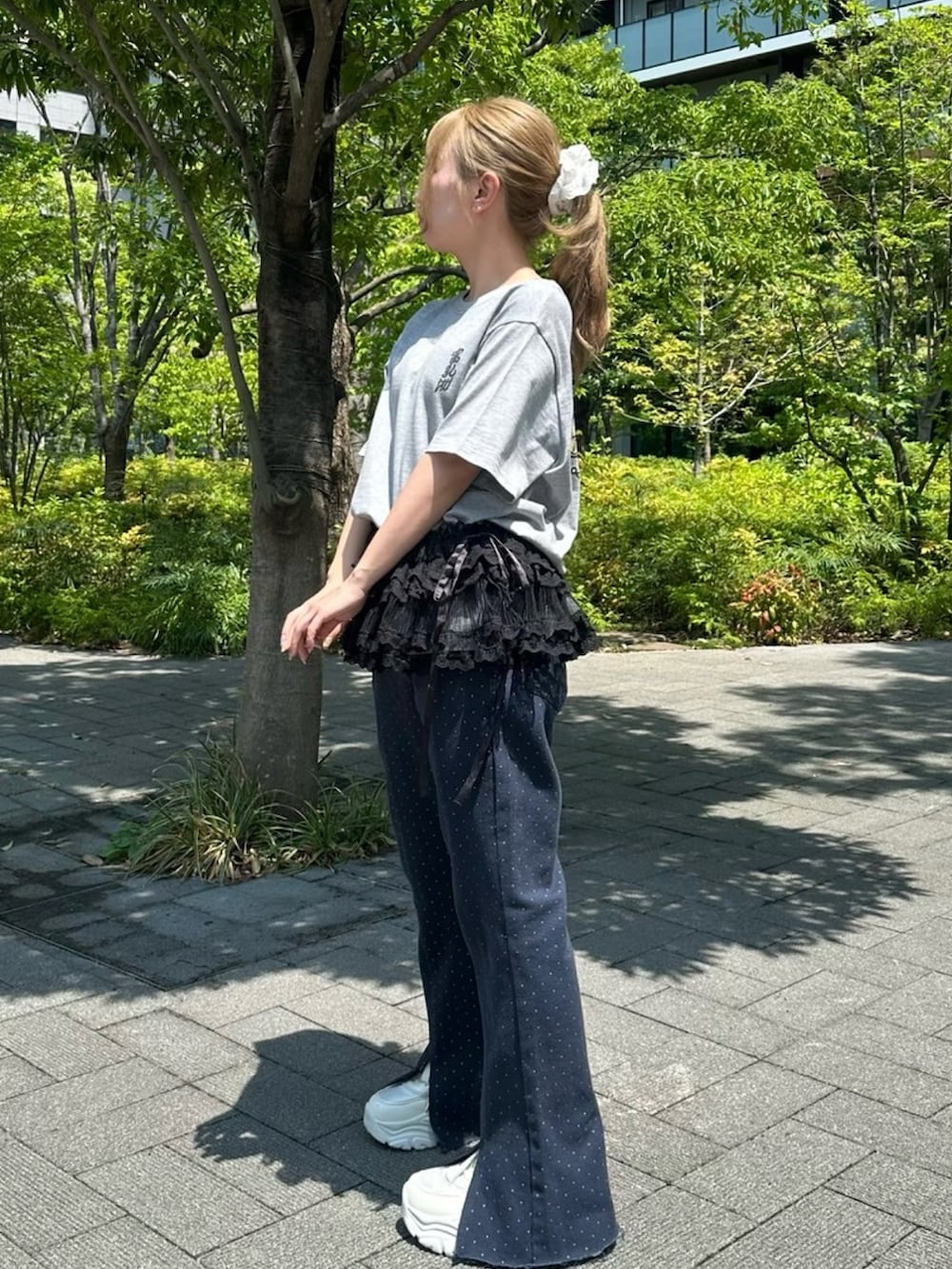 グレー系のTシャツ/カットソー、ブラック系のスカート、ブルー系のその他パンツを着用したレディースの夏コーディネートの4枚目の写真