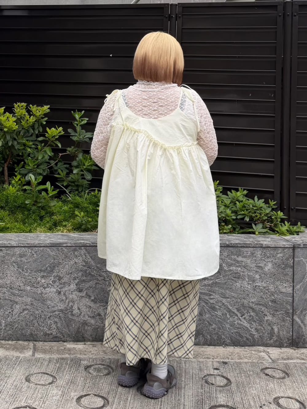 ベージュ系のスカート、ホワイト系のワンピース、ホワイト系のTシャツ/カットソーを着用したレディースの夏コーディネートの5枚目の写真