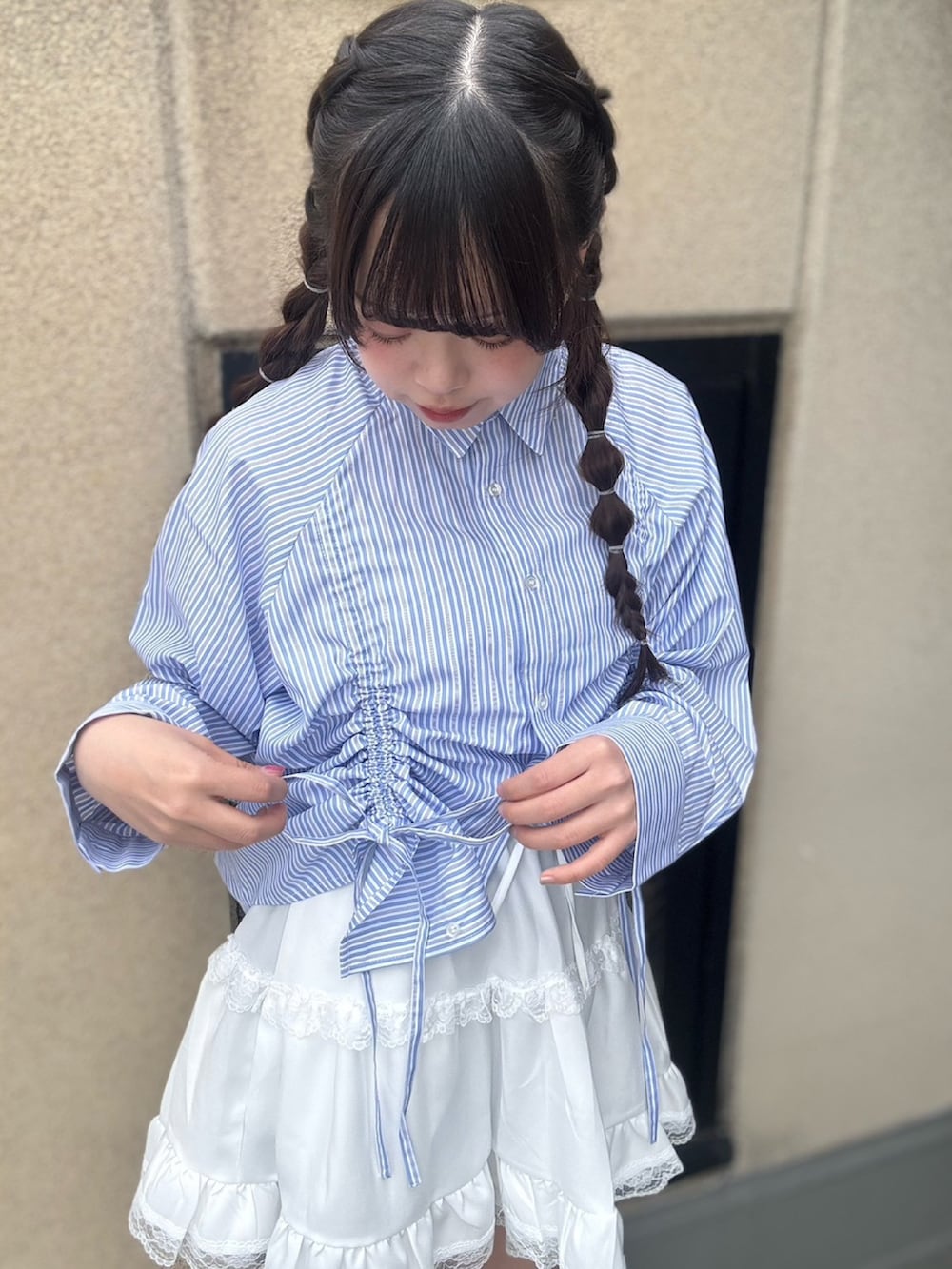 ホワイト系のスカート、ブルー系のシャツ/ブラウスを着用したレディースの春コーディネートの4枚目の写真