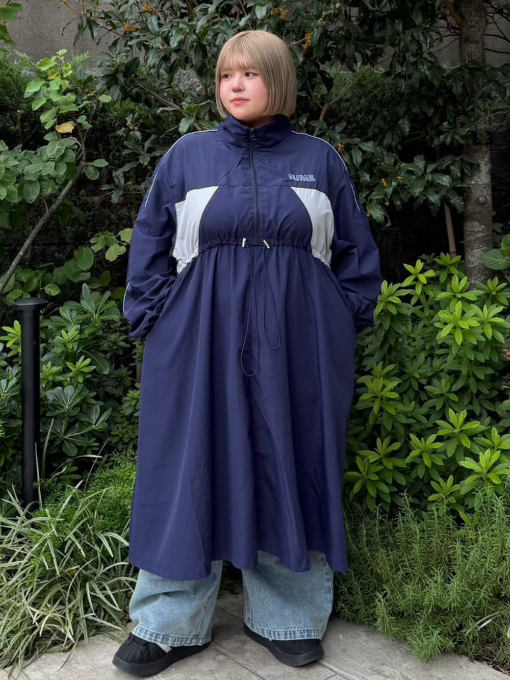ブルー系のワンピース、ブルー系のデニムパンツを着用したレディースの秋コーディネートの2枚目の写真