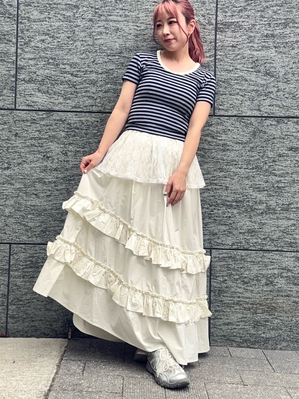 ホワイト系のスカート、ブルー系のTシャツ/カットソーを着用したレディースの夏コーディネートの2枚目の写真