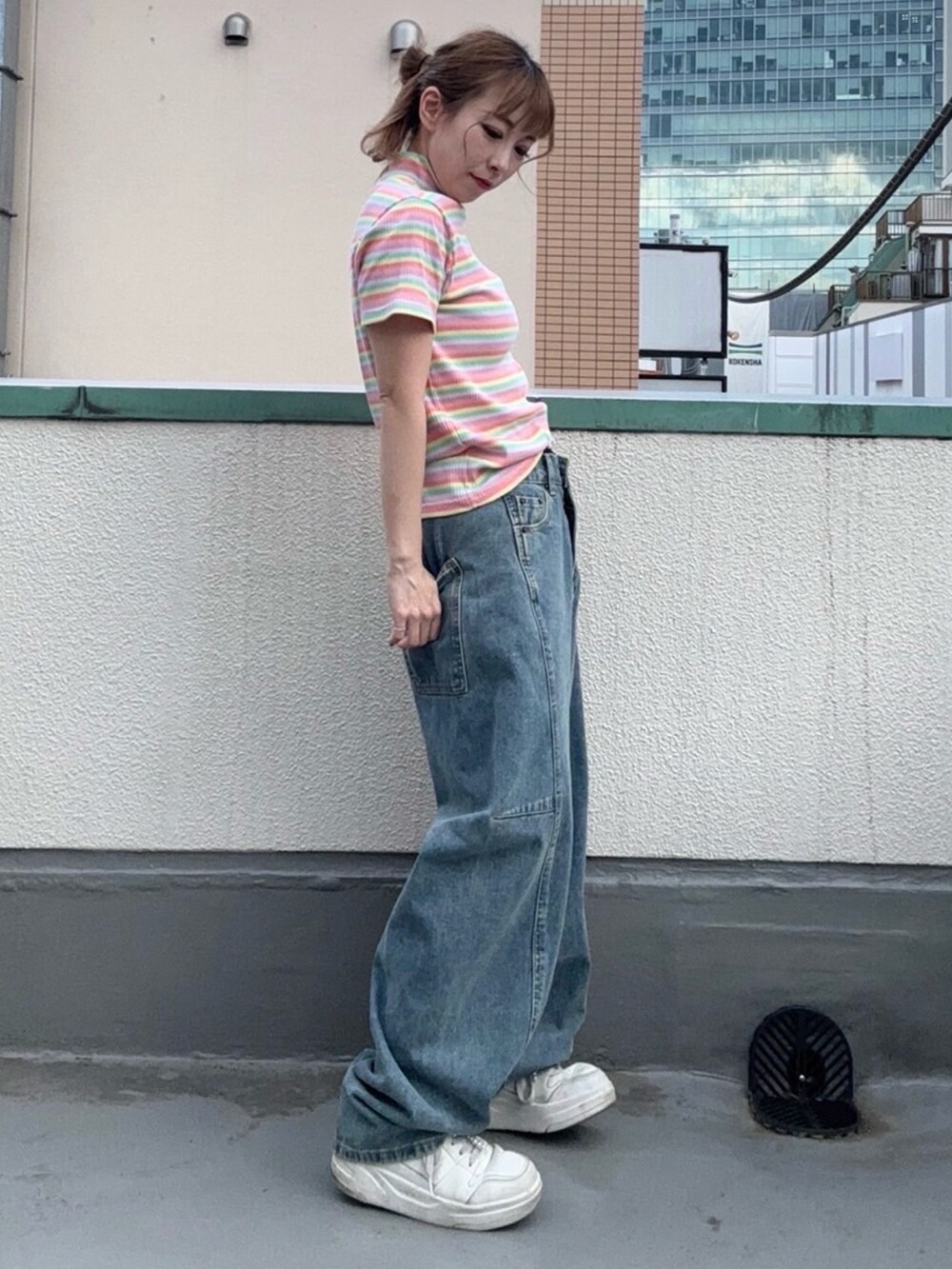 ブルー系のデニムパンツ、ピンク系のTシャツ/カットソーを着用したレディースの春コーディネートの2枚目の写真