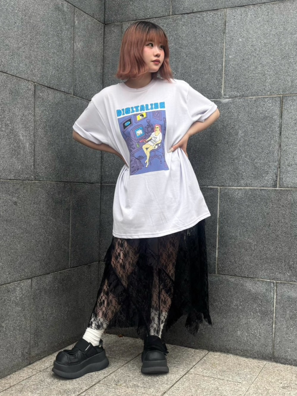 ホワイト系のTシャツ/カットソー、ブラック系のスカート、ブルー系のデニムパンツを着用したレディースの夏コーディネートの2枚目の写真