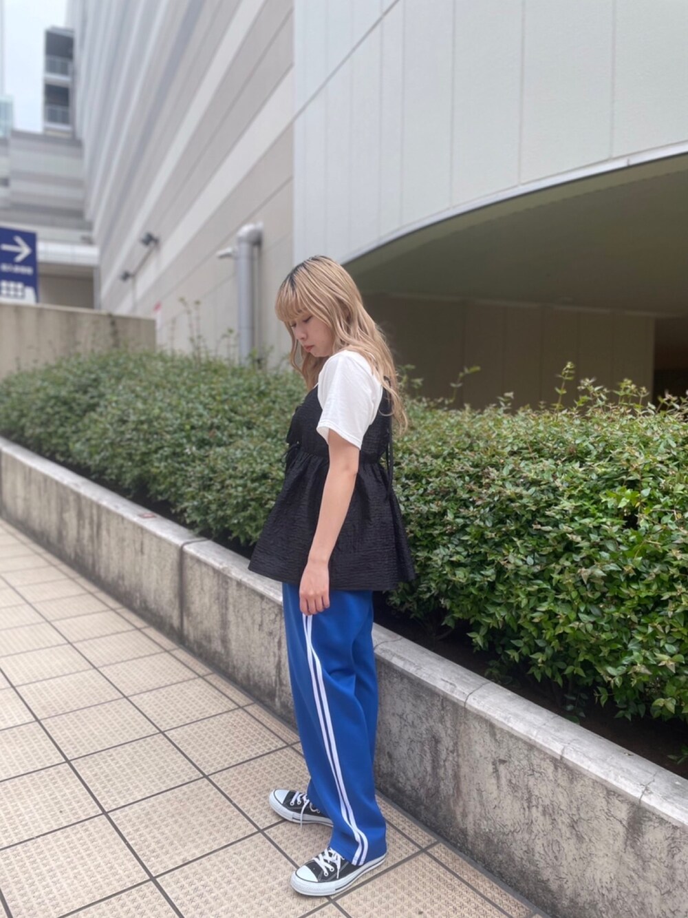 ホワイト系のTシャツ/カットソー、ブラック系のキャミソール、ブルー系のその他パンツを着用したレディースの春コーディネートの6枚目の写真