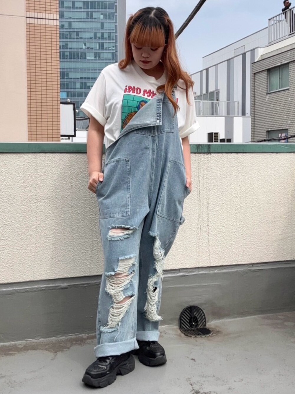 ブルー系のサロペット/オーバーオール、ホワイト系のTシャツ/カットソーを着用したレディースの夏コーディネートの2枚目の写真