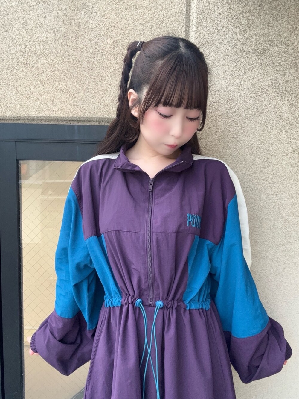 パープル系のワンピースを着用したレディースの秋コーディネートの4枚目の写真