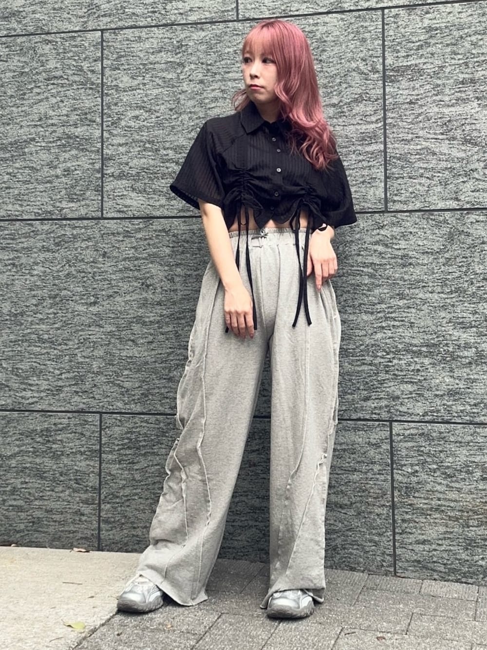 グレー系のスウェットパンツ、ブラック系のシャツ/ブラウスを着用したレディースの夏コーディネートの3枚目の写真