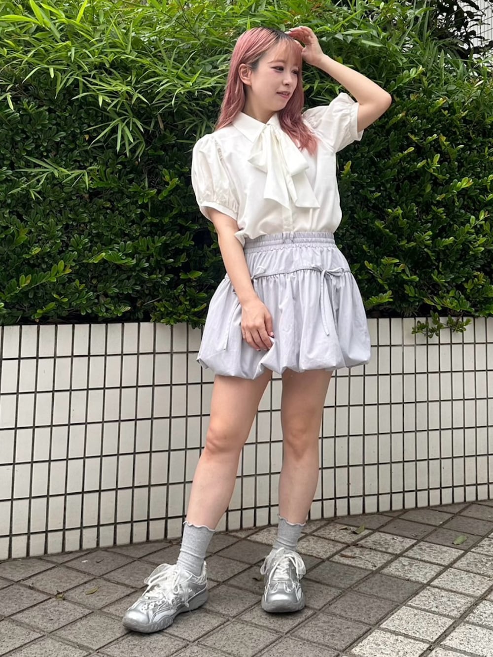 ホワイト系のシャツ/ブラウス、グレー系のスカートを着用したレディースの夏コーディネートの2枚目の写真