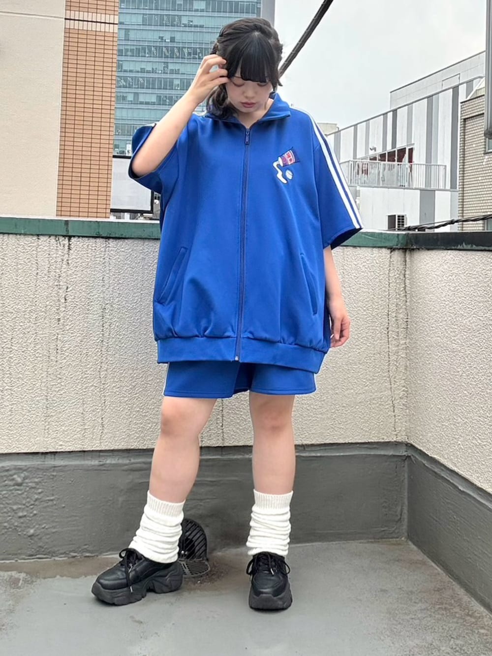 ブルー系のジャージ、ブルー系のその他パンツを着用したレディースの夏コーディネートの2枚目の写真